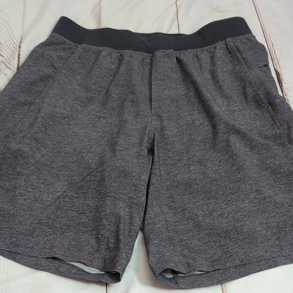 Mens Lululemon T.H.E. Linerless Short 9 size Large Beautiful Gray Color